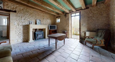 Propriété en pierre du Périgord avec dépendances, piscine, vue dégagée et calme !
