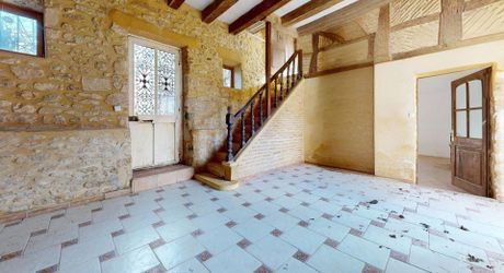 Propriété en pierre du Périgord avec dépendances, piscine, vue dégagée et calme !