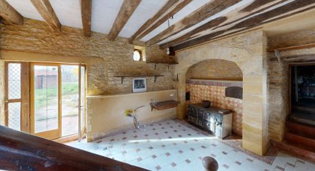 Propriété en pierre du Périgord avec dépendances, piscine, vue dégagée et calme !