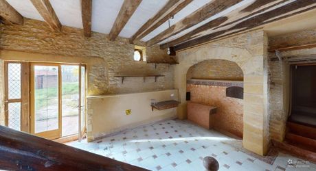 Propriété en pierre du Périgord avec dépendances, piscine, vue dégagée et calme !