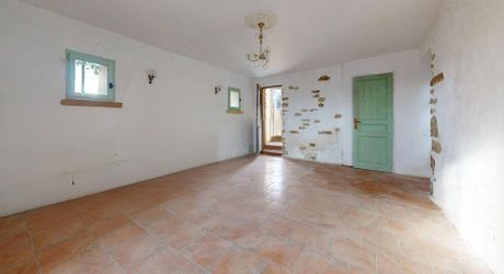 Propriété en pierre du Périgord avec dépendances, piscine, vue dégagée et calme !