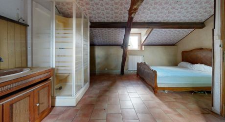 Propriété en pierre du Périgord avec dépendances, piscine, vue dégagée et calme !