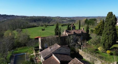 Propriété en pierre du Périgord avec dépendances, piscine, vue dégagée et calme !