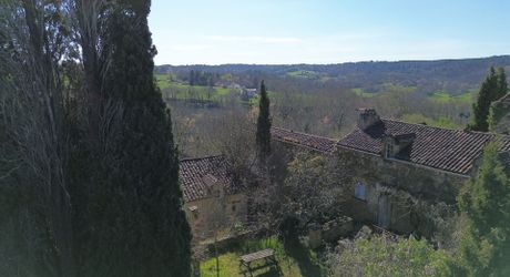 Propriété en pierre du Périgord avec dépendances, piscine, vue dégagée et calme !
