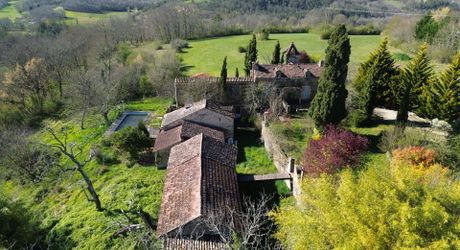 Propriété en pierre du Périgord avec dépendances, piscine, vue dégagée et calme !