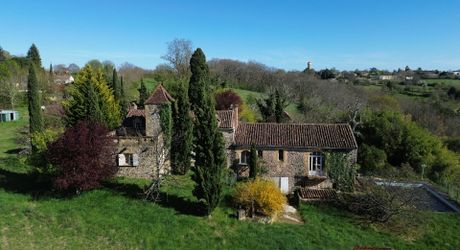Propriété en pierre du Périgord avec dépendances, piscine, vue dégagée et calme !