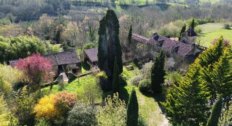 Propriété en pierre du Périgord avec dépendances, piscine, vue dégagée et calme !