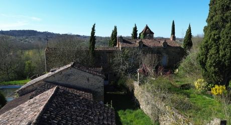 Propriété en pierre du Périgord avec dépendances, piscine, vue dégagée et calme !