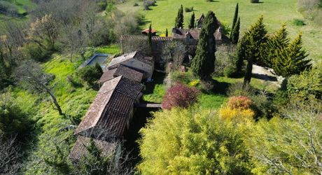 Propriété en pierre du Périgord avec dépendances, piscine, vue dégagée et calme !