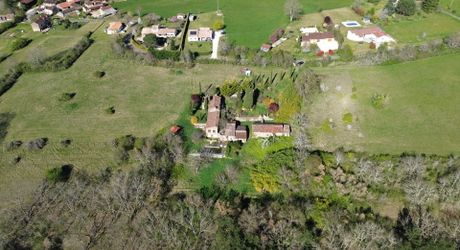 Propriété en pierre du Périgord avec dépendances, piscine, vue dégagée et calme !