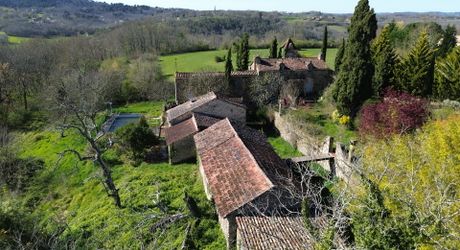 Propriété en pierre du Périgord avec dépendances, piscine, vue dégagée et calme !