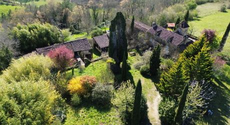 Propriété en pierre du Périgord avec dépendances, piscine, vue dégagée et calme !