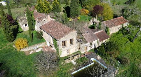 Propriété en pierre du Périgord avec dépendances, piscine, vue dégagée et calme !