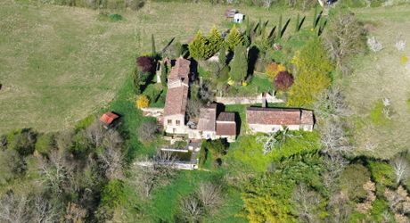 Propriété en pierre du Périgord avec dépendances, piscine, vue dégagée et calme !