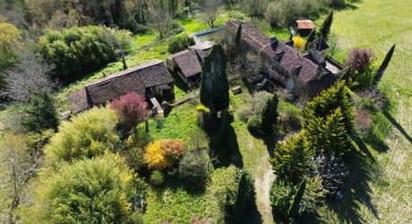 Propriété en pierre du Périgord avec dépendances, piscine, vue dégagée et calme !