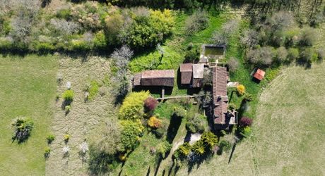 Propriété en pierre du Périgord avec dépendances, piscine, vue dégagée et calme !
