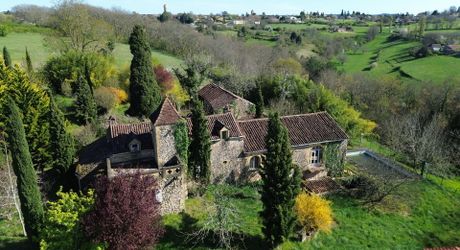 Propriété en pierre du Périgord avec dépendances, piscine, vue dégagée et calme !