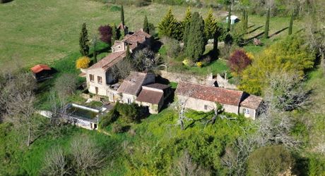 Propriété en pierre du Périgord avec dépendances, piscine, vue dégagée et calme !