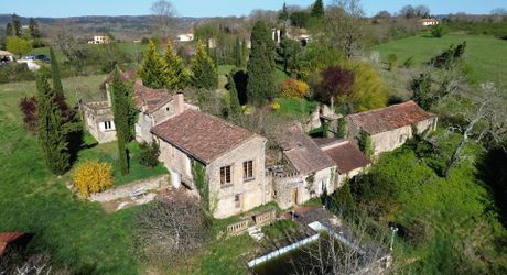 Propriété en pierre du Périgord avec dépendances, piscine, vue dégagée et calme !