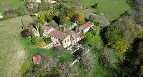 Propriété en pierre du Périgord avec dépendances, piscine, vue dégagée et calme !