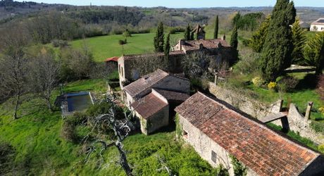 Propriété en pierre du Périgord avec dépendances, piscine, vue dégagée et calme !