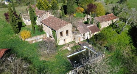 Propriété en pierre du Périgord avec dépendances, piscine, vue dégagée et calme !