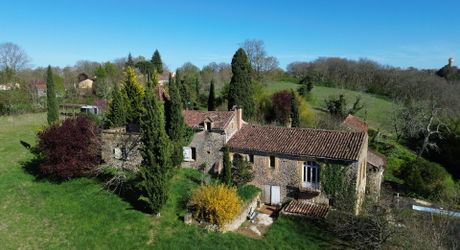 Propriété en pierre du Périgord avec dépendances, piscine, vue dégagée et calme !