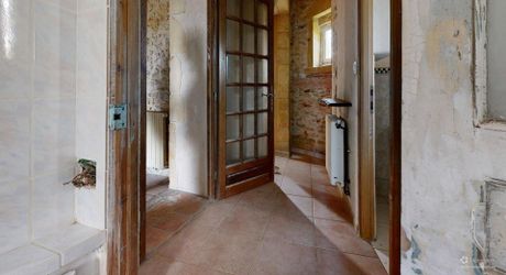 Propriété en pierre du Périgord avec dépendances, piscine, vue dégagée et calme !