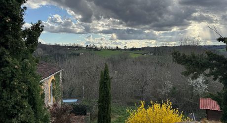 Propriété en pierre du Périgord avec dépendances, piscine, vue dégagée et calme !