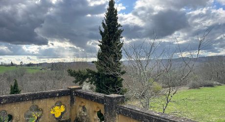 Propriété en pierre du Périgord avec dépendances, piscine, vue dégagée et calme !
