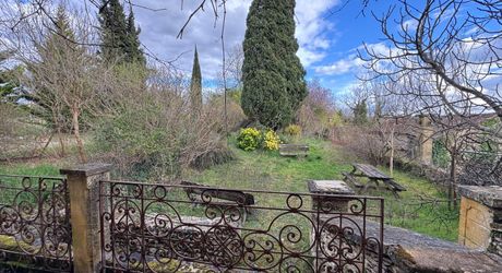 Propriété en pierre du Périgord avec dépendances, piscine, vue dégagée et calme !