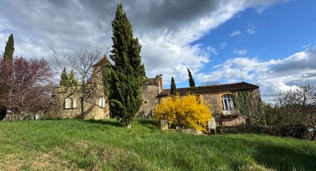 Propriété en pierre du Périgord avec dépendances, piscine, vue dégagée et calme !