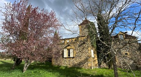 Propriété en pierre du Périgord avec dépendances, piscine, vue dégagée et calme !