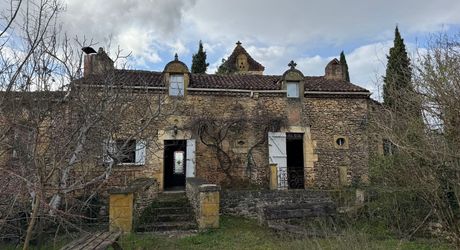 Propriété en pierre du Périgord avec dépendances, piscine, vue dégagée et calme !