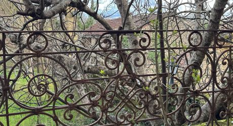 Propriété en pierre du Périgord avec dépendances, piscine, vue dégagée et calme !
