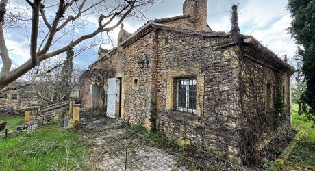 Propriété en pierre du Périgord avec dépendances, piscine, vue dégagée et calme !