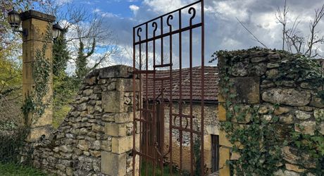 Propriété en pierre du Périgord avec dépendances, piscine, vue dégagée et calme !