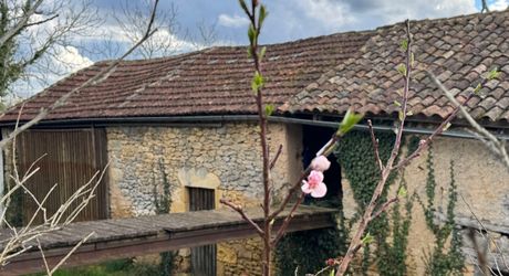 Propriété en pierre du Périgord avec dépendances, piscine, vue dégagée et calme !