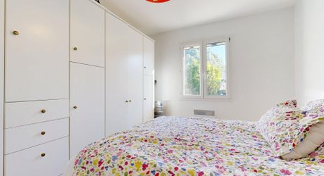 Maison de plain-pied avec 4 chambres, garages et dépendance camping-car