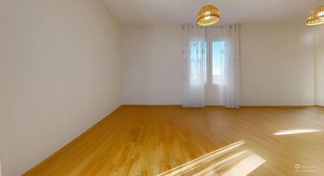 Maison de plain-pied avec 4 chambres, garages et dépendance camping-car