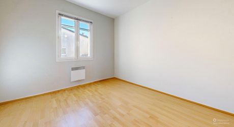 Maison de plain-pied avec 4 chambres, garages et dépendance camping-car