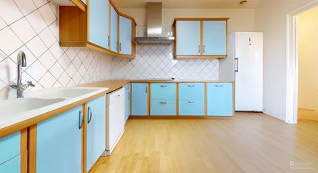 Maison de plain-pied avec 4 chambres, garages et dépendance camping-car