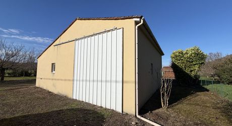 Maison de plain-pied avec 4 chambres, garages et dépendance camping-car