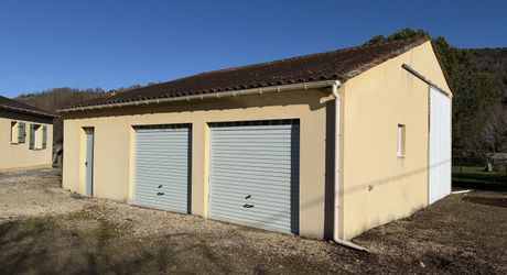 Maison de plain-pied avec 4 chambres, garages et dépendance camping-car