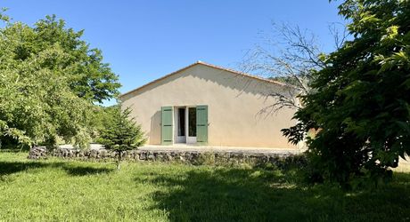 Maison de plain-pied avec 4 chambres, garages et dépendance camping-car