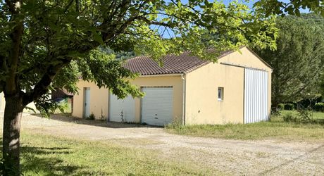 Maison de plain-pied avec 4 chambres, garages et dépendance camping-car