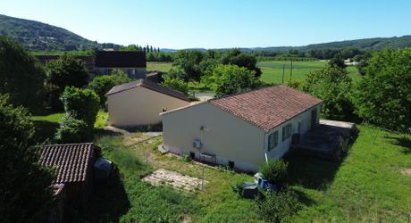 Maison de plain-pied avec 4 chambres, garages et dépendance camping-car