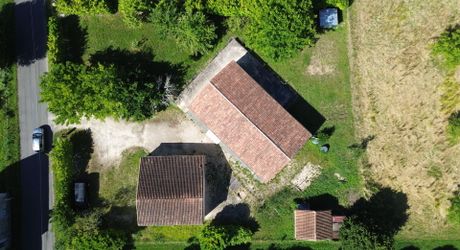 Maison de plain-pied avec 4 chambres, garages et dépendance camping-car