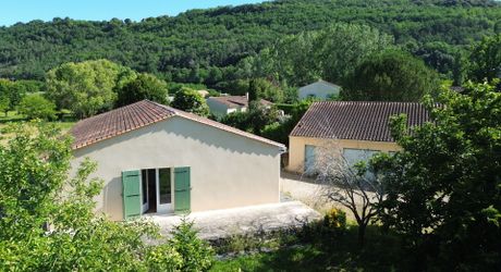 Maison de plain-pied avec 4 chambres, garages et dépendance camping-car