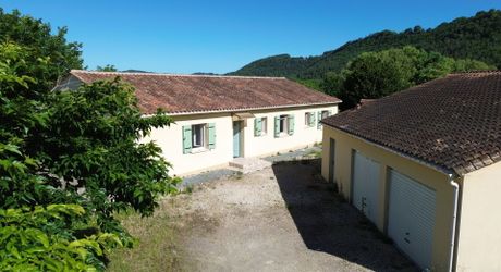 Maison de plain-pied avec 4 chambres, garages et dépendance camping-car